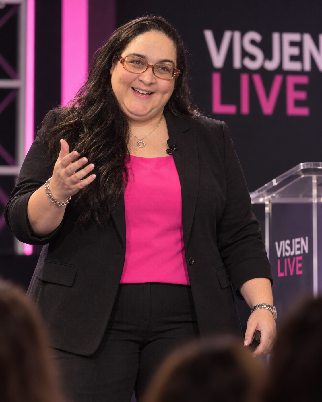The Jeni B speaking on stage at Visjen Live